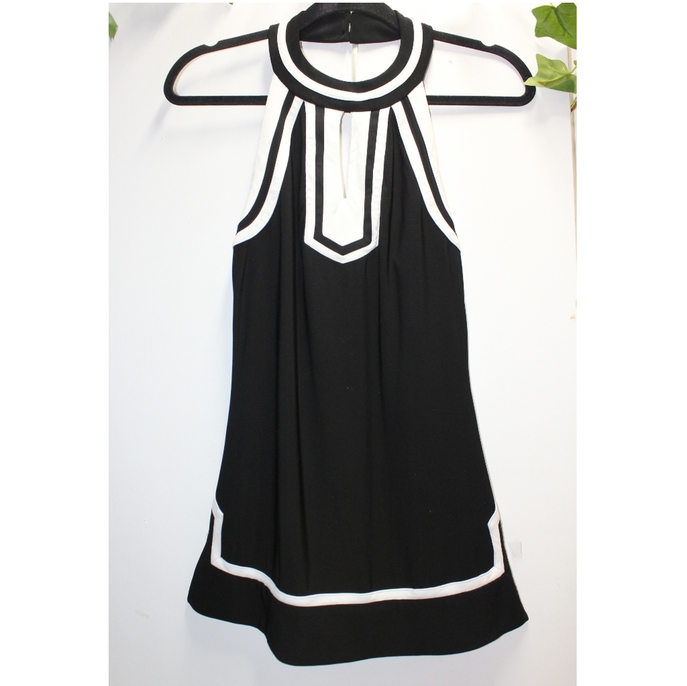 🌎WHITE HOUSE ~ B&W sleevless necklace halter top